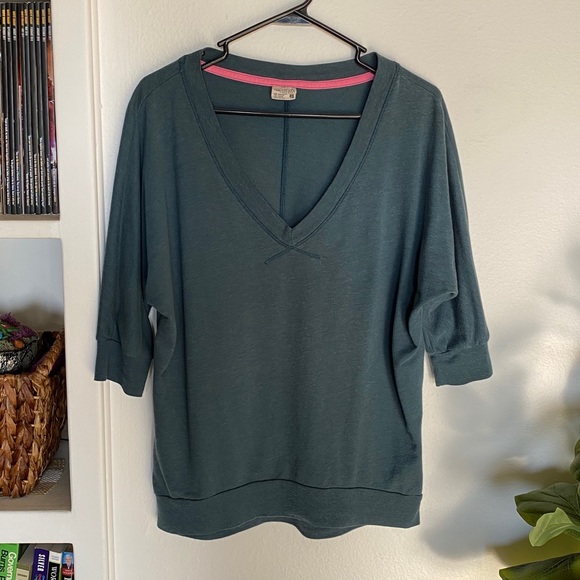 ❌SOLD❌ 3/4 Sleeve V neck soft tee shirt - Picture 1 of 3